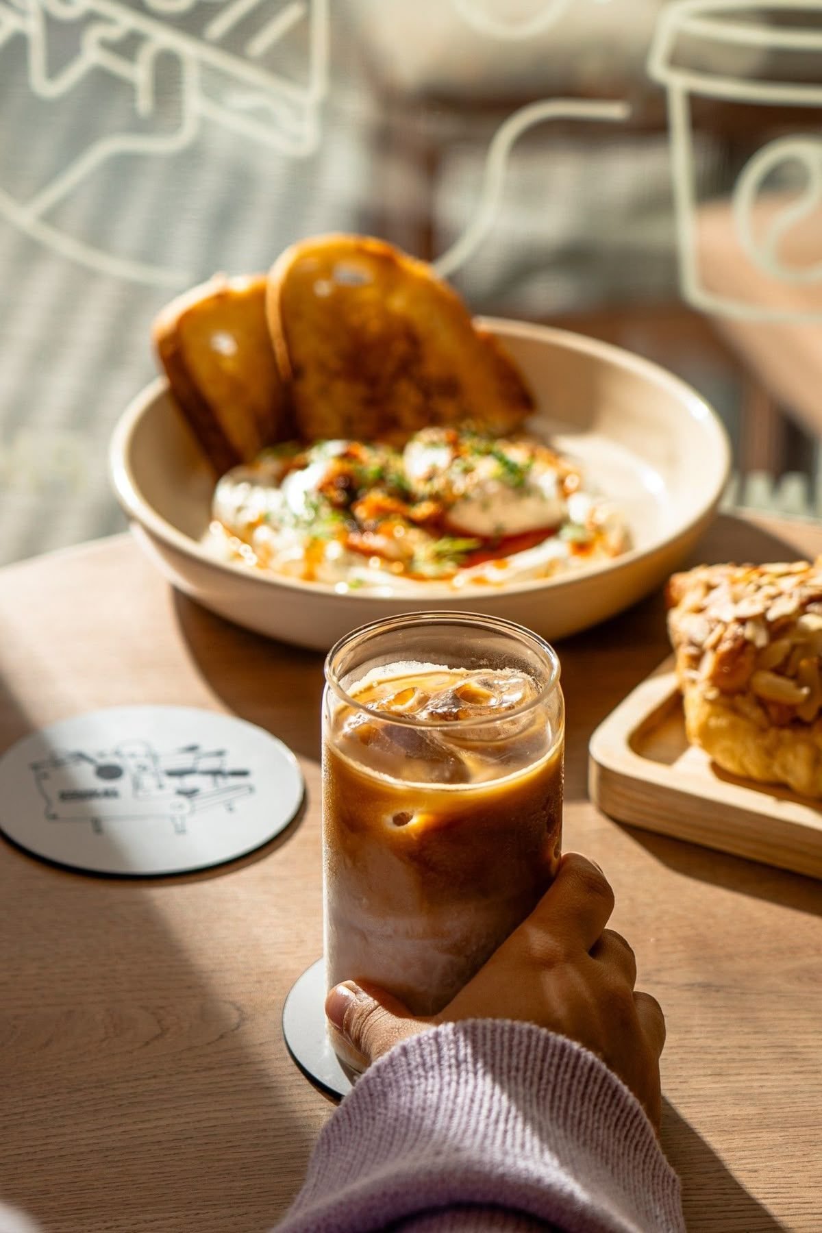 Café helado de fondo con tostadas francesas