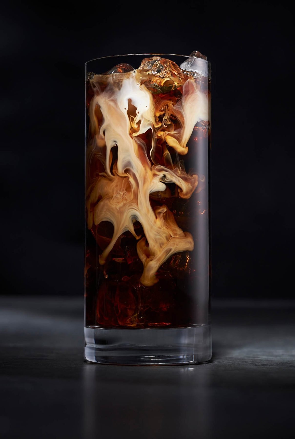 Cóctel con efecto de crema difuminándose en el vaso