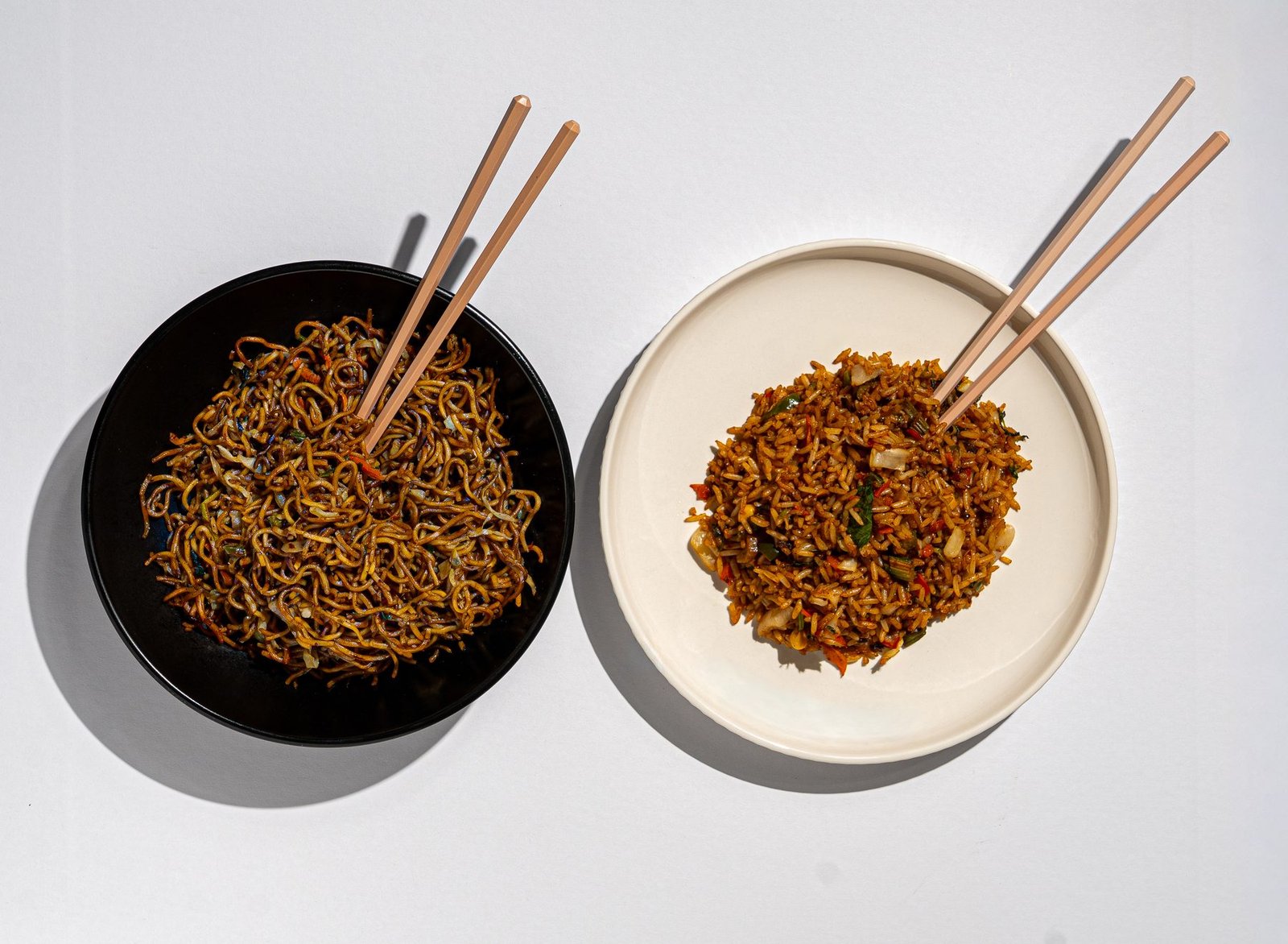 Comparación de tallarines y arroz salteado