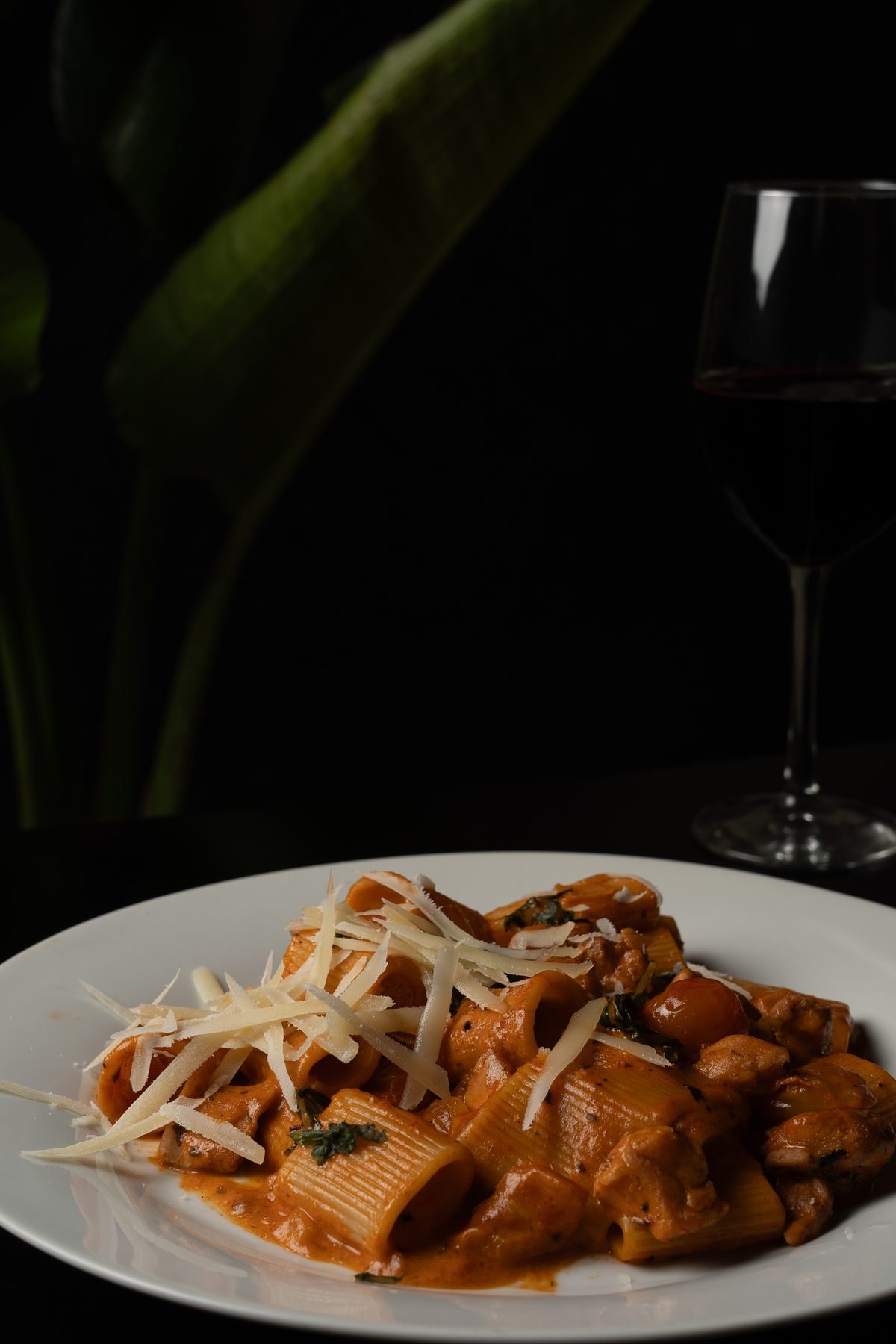 Detalle de rigatoni con albahaca y parmesano