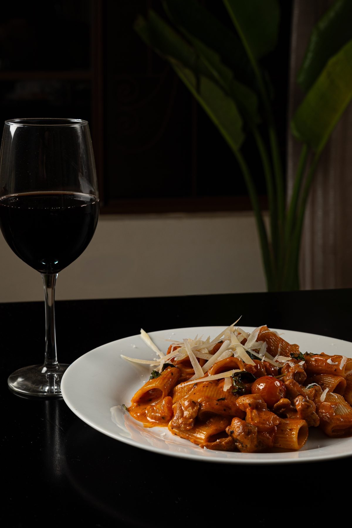 Rigatoni con parmesano y copa de vino tinto